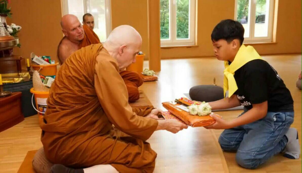 Его Высочество Принц Дипанкорн Расмиджоти начал работу добровольцем в буддийском храме в Германии. Фото The Nation