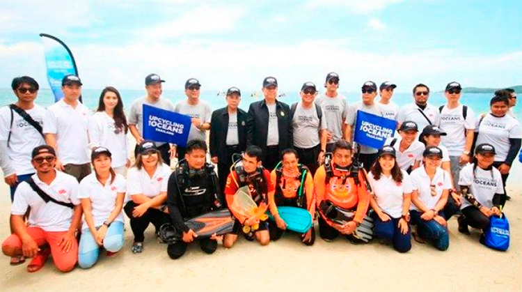 Сотрудники ТАТ Районг, Министерства природных ресурсов, РТТ, Фонда Ecoalf и тайские актеры в команде «Upcycling the Oceans Thailand» на Ко Самет. Фото ТАТ. 