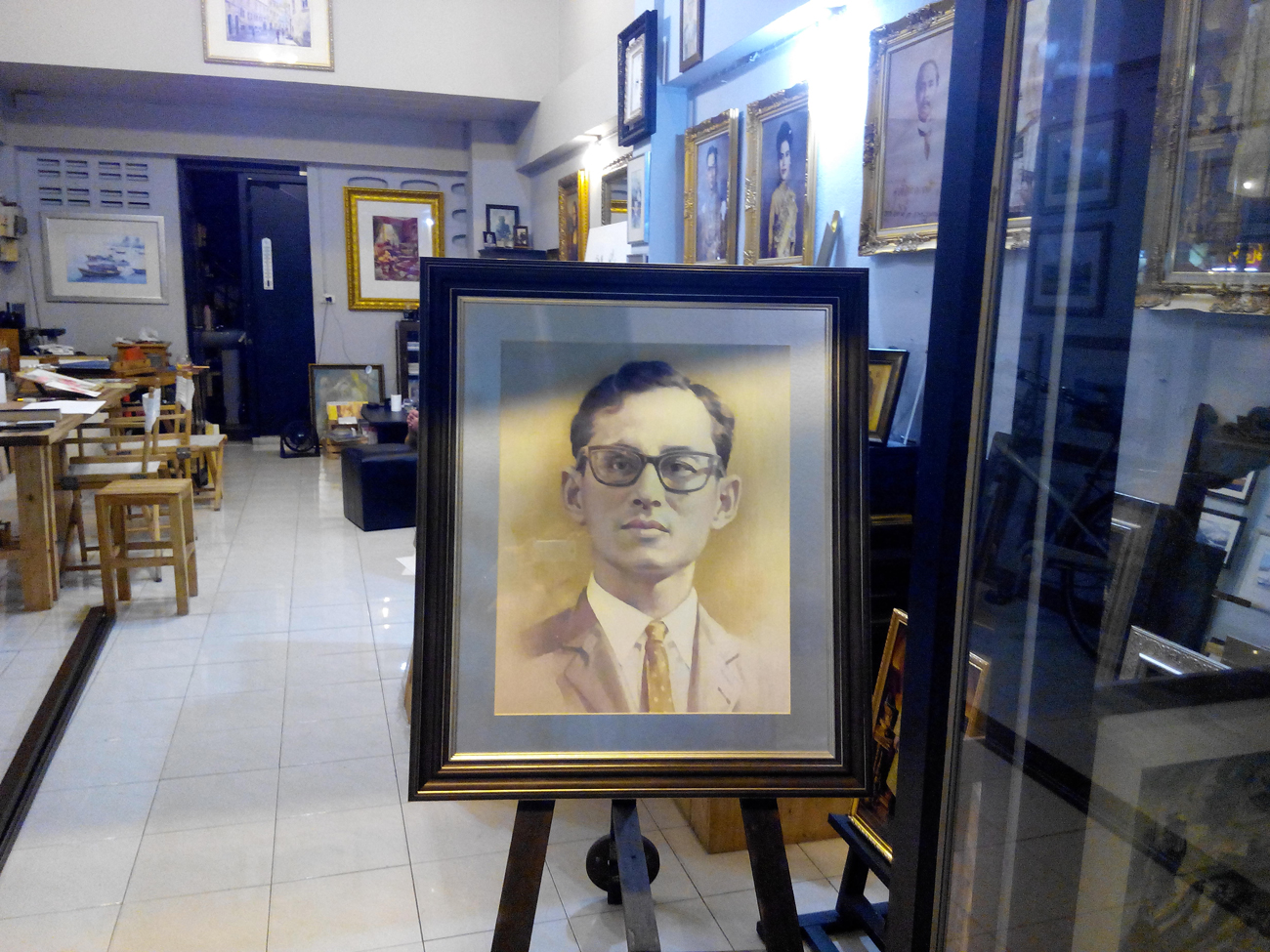 Портрет Его Величества Короля Рамы IX в арт студии в Банг Саене. Фото Новости Таиланда