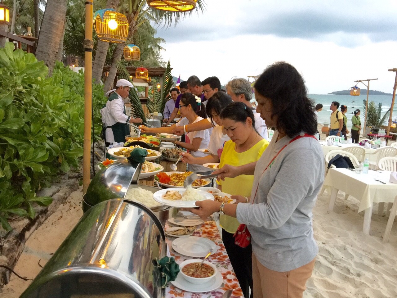 Бесплатный шведский стол, протяженностью 3 км с 5 892 блюдами тайской, китайской и международной кухни на фестивале Самуи 2017. Фото PRD