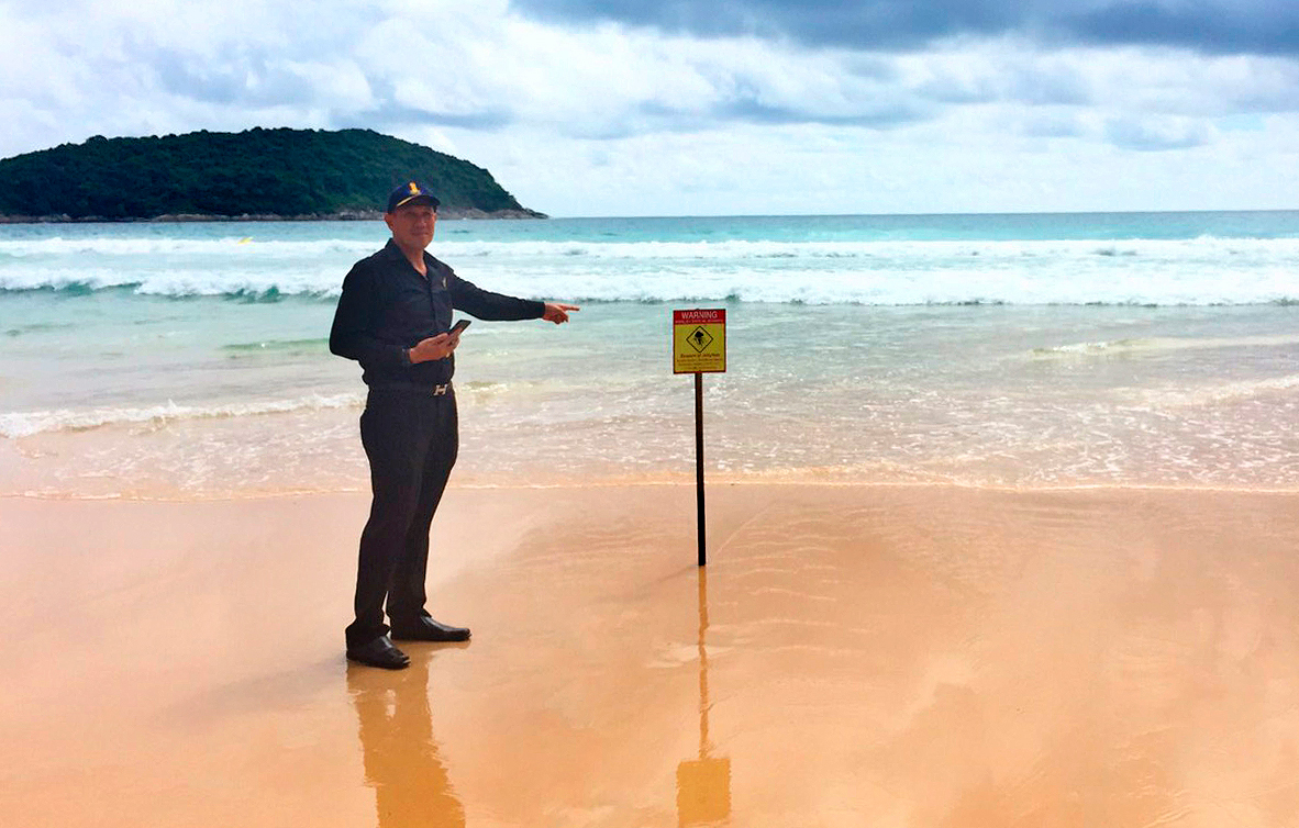 На пляже Най Харн установлены предупреждающие знаки о появлении медуз