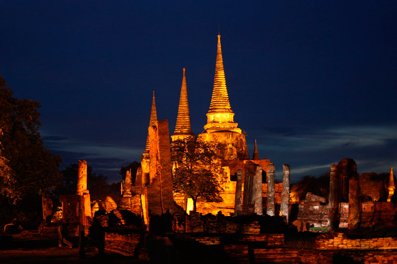 Храм Ват Пхра Си Санпхет в Аюттхайе ночью 