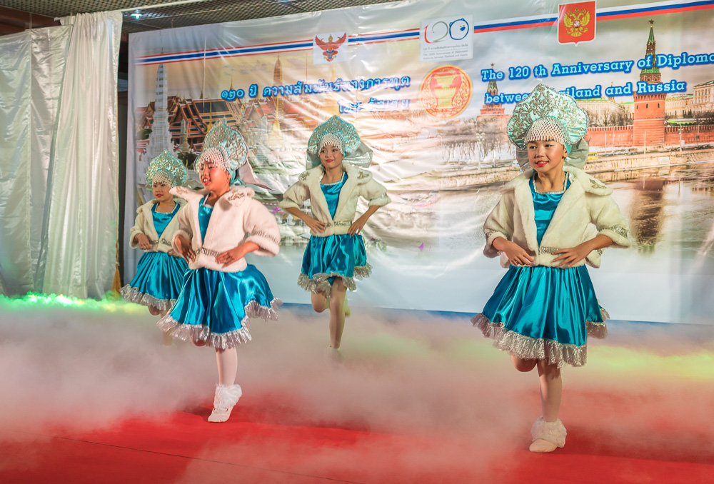 Выступление танцевального коллектива "Катюша". Фото Посольства РФ в Таиланде