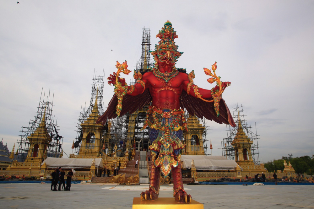 Скульптура Гаруды установлена в Санам Луанге перед Королевским крематорием. Фото The Nation