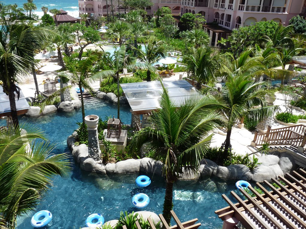 На Пхукете есть ряд особенно дружелюбных к детям отелей с превосходными бассейнами, в их числе «Centara Grand Beach Resort Phuket»