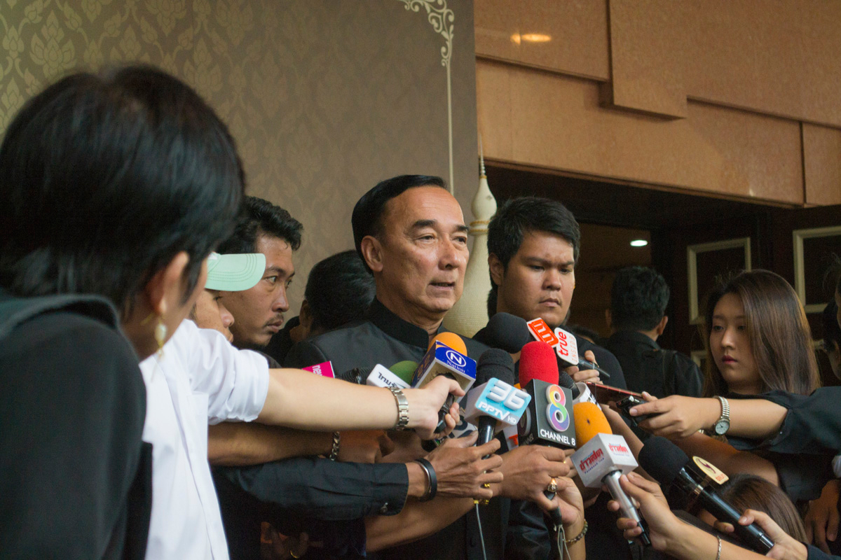 Его Превосходительство г-н Омсен Чивапрук отвечает на вопросы журналистов. Университет Таммасат, 4 октября. Фото Новости Таиланда