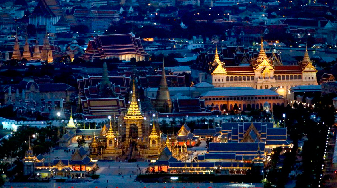 Величественный Королевский крематорий и сиятельный Большой дворец в Бангкоке - нация готовится к прощанию с Королем Рамой IX