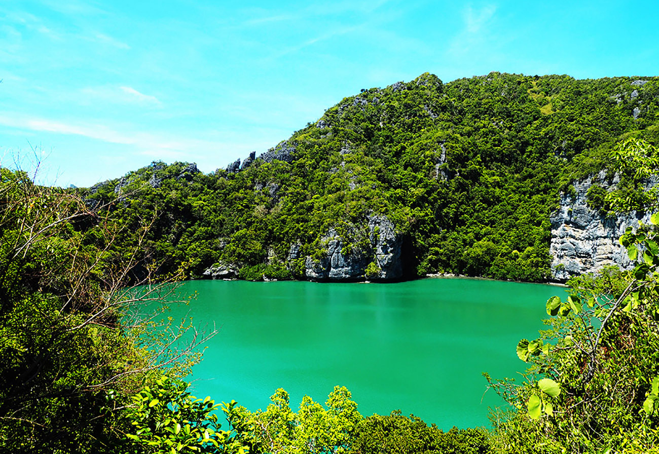Изумрудное озеро на острове в Национальном парке Анг Тонг