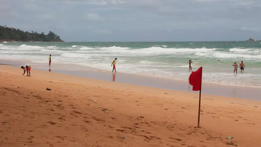 Красный флаг на пляже - купание запрещено. Сильные подводные течения и волны - это опасно для жизни, тем не менее, люди игнорируют предупреждение
