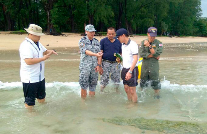 Офицеры и эксперты эскадрильи мин и взрывчатых веществ ВМБ Пханг Нга исследовали сегодня объект, обнаруженный неделю назад на пляже Най Янг. Фото Phuket Gazette