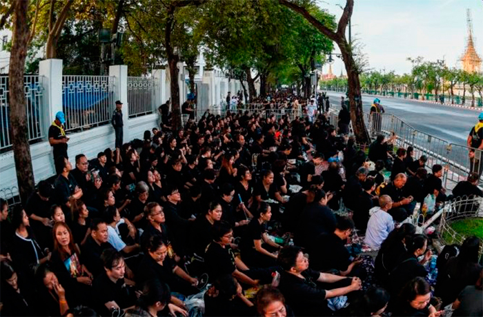 Тысячи подданных, в траурных одеждах пришли рано утром в Санам Луанг, чтобы увидеть репетиции трёх шествий Церемоний королевской кремации Его Величества покойного короля Пумипона Адульядета