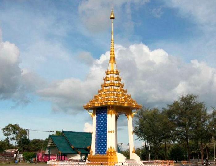 Модель королевского крематория на Пхукете установлена на Сапхан Хине. Фото Phuket Gazette