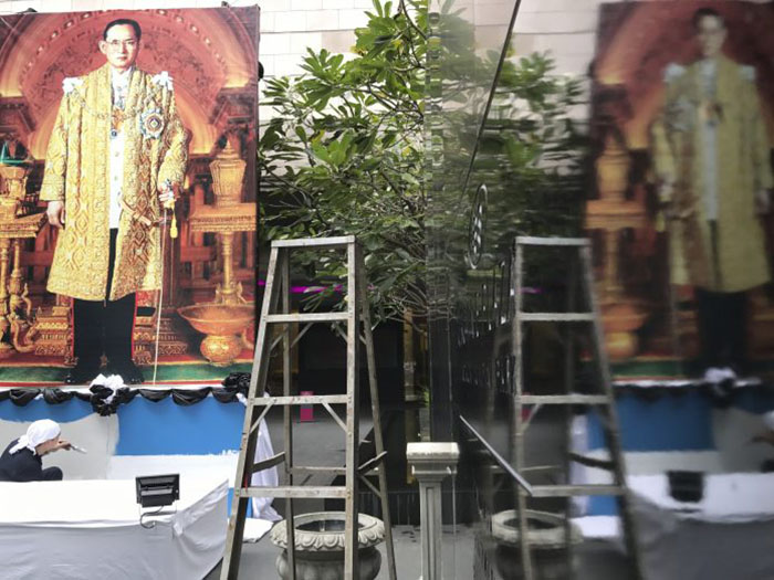 Отель в Бангкоке 12 октября 2017 года. Подготовка к торжественной траурной дате – годовщине смерти Его Величества Пумипона Адульядета. Фото Чарльз Дхарапак Associated Press