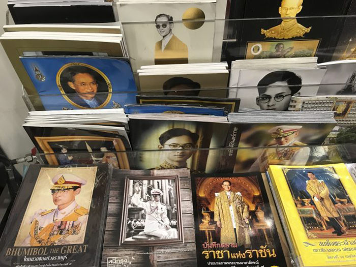 7 октября 2017 года. Книжный магазин в Бангкоке. Выставка памятных книг и журналов с изображением покойного Короля Тайланда. Фото Чарльз Дхарапак Associated Press