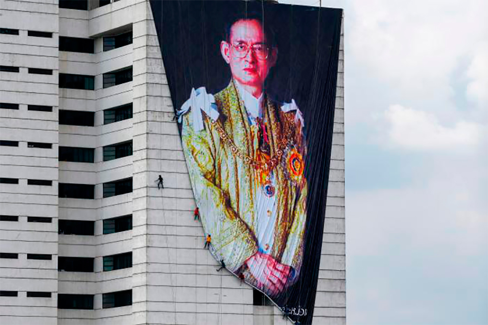 13 октября 2016. Большой траурный плакат спускается на здание в Бангкоке. Умер Король Рама IX. Фото Reuters