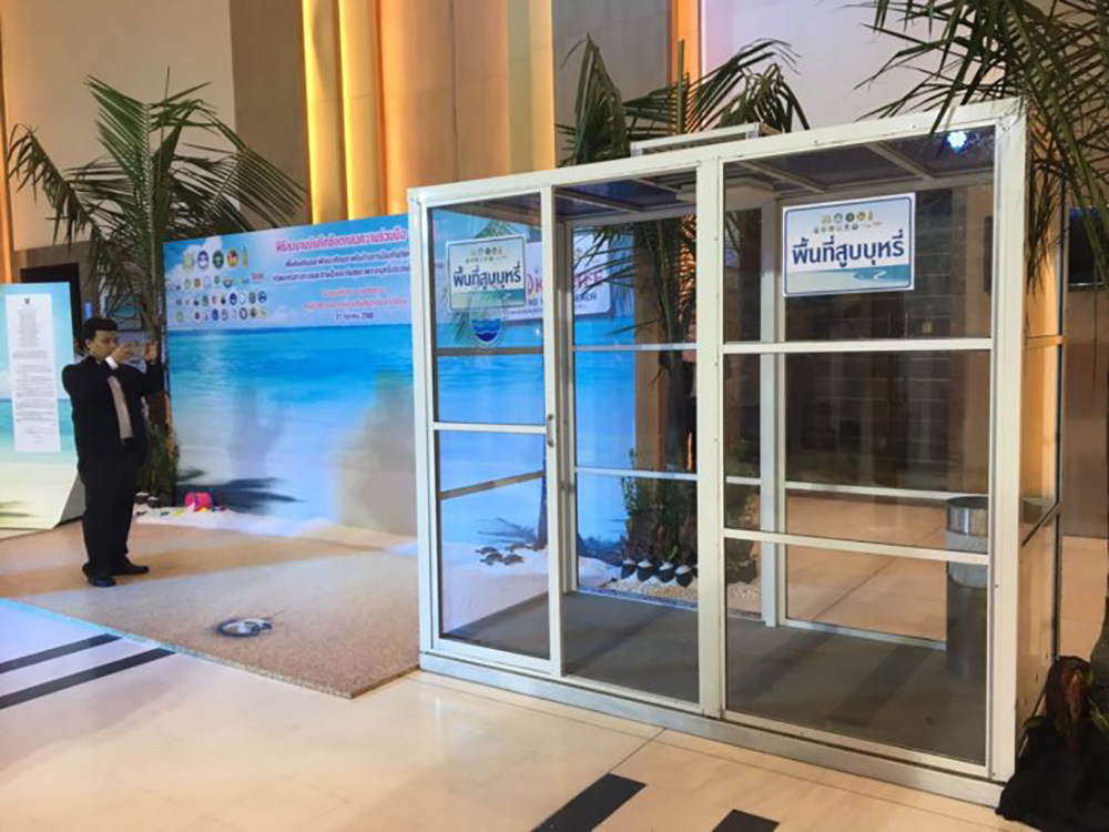 Кабины для курения, которые планируется установить перед входами на пляжи в Тайланде