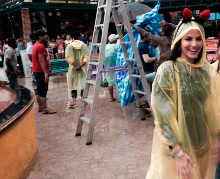 Болливудская актриса Санни Лионе танцует под дождем в Паттайе