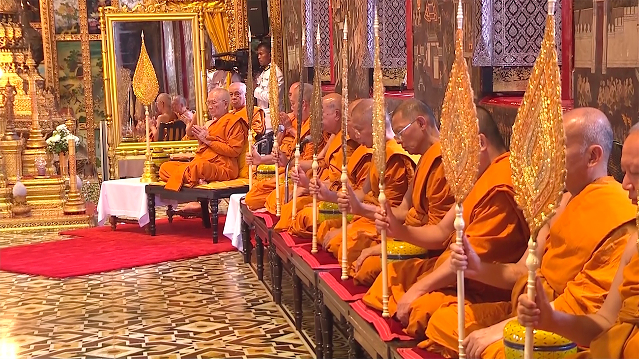 Верховный патриарх и буддийские монахи проводят церемонию благословения Её Величества Королевы Сирикит 30 ноября 2017 года. Фото NNT
