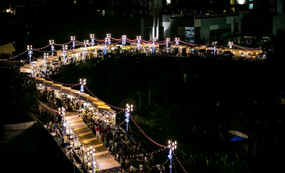 Новогодний фестиваль "Зимний базар" № 3 в 2015 году на мосту Саен Самран в Бангкоке
