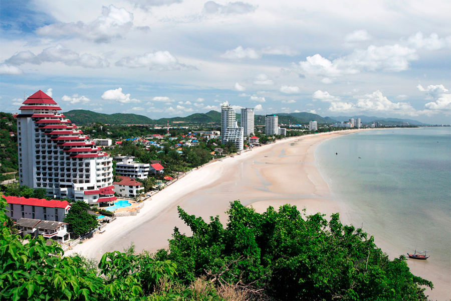 Вид на роскошный пляжи Хуа Хина с горы