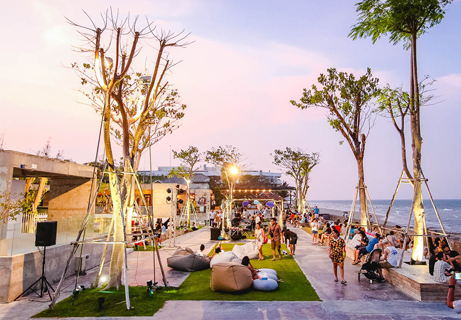 Seen Space - это центр-бутик на пляже в Хуа Хине. Пляжный клуб с ресторанами, барами и променадом 