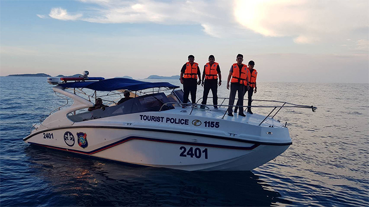 На помощь российским туристам были направлены скоростные катера туристической полиции Паттайи.  Фото Sophon Cable
