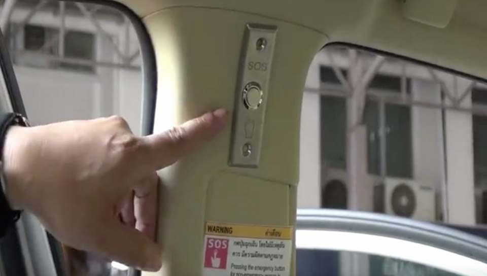 В случае необходимости экстренной помощи, кнопка аварийного вызова располагается рядом с пассажирским сиденьем 