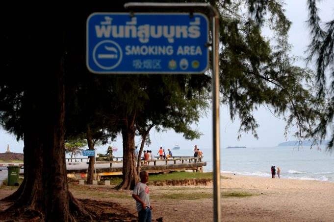 На всех пляжах обозначены специальные зоны для курения. Фото Phuket Gazette