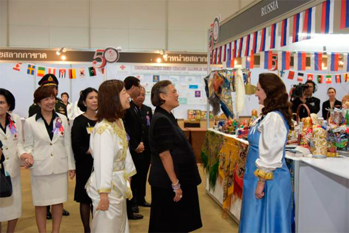 Её Высочество Принцесса Маха Чакри Сириндорн и г-жа Ольга Владимировна Барская на 50-м Дипломатическом благотворительном базаре. Фото Red Cross Thailand 