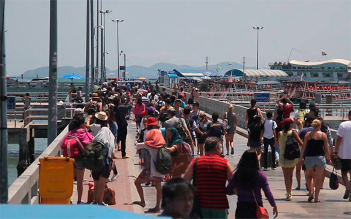 Тысячи туристов ежедневно прибывают на пляжи Ко Лан самостоятельно и с однодневными турами. Фото Love Pattaya Thailand
