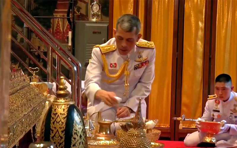 Его Величество Маха Вачиралонгкорн на церемонии в храме Изумрудного Будды 3 марта 2018 года