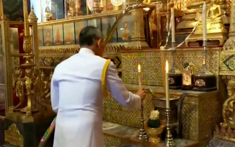 Король Таиланда Рама X проводит церемонию в храме Изумрудного Будды 3 марта 2018 года