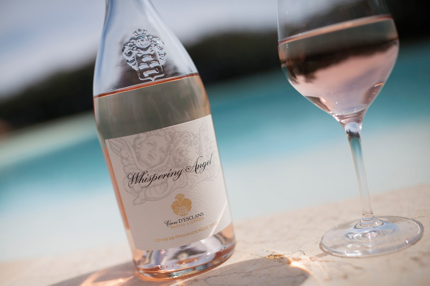 Выбор на лето: потрясающее розовое вино, будь то в бокале на пляже, за обедом или на праздничном ужине. Фото What to Where 