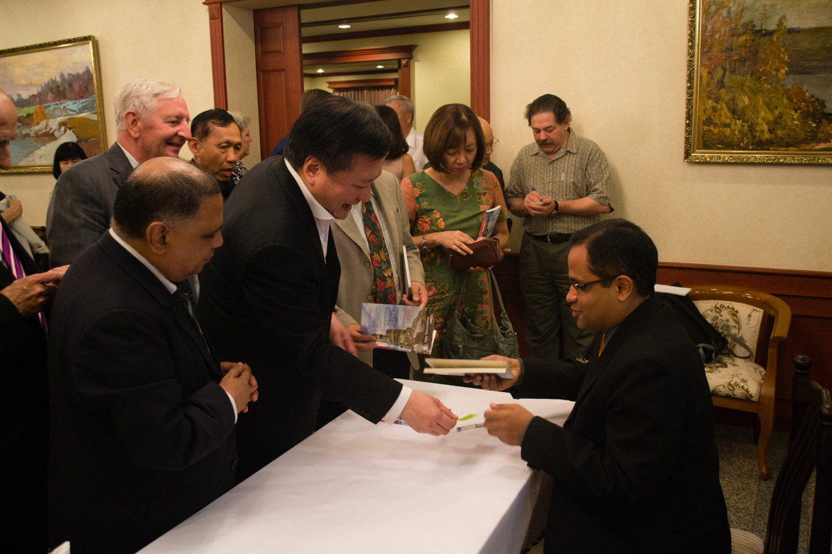 Автор г-н Аджай Камалакаран подписал подарочные экземпляры книги гостям вечера. Фото Новости Таиланда