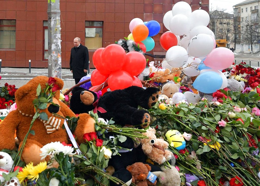 27 марта Президент России Владимир Путин возложил цветы у ТЦ "Зимняя вишня" в память о погибших при пожаре 25 марта в Кемерово. Фото China Post