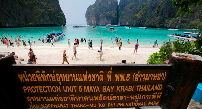 Залив Майя Бэй у острова Пхи-Пхи. Фото Phuket Gazette 