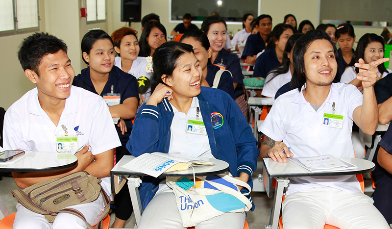 Работники Thai Union Group посещают учебную сессию по правам человека, организованную представителями Сообщества прав трудящихся-мигрантов в Самут-Сакхоне