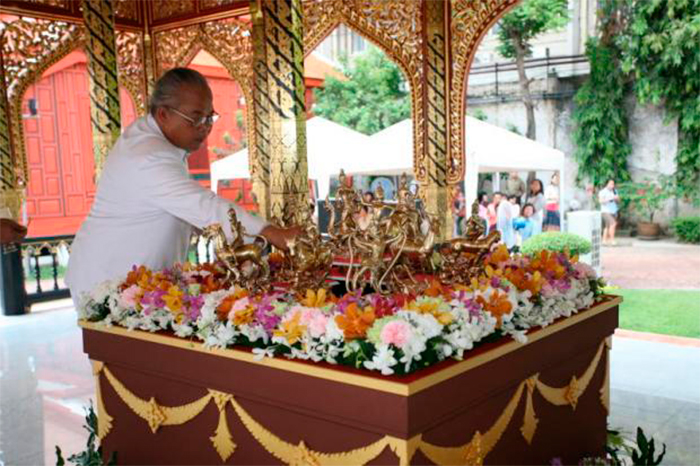 Церемония окропления водой статуй Наваграхи в павильоне Самрана Мукхамара Национального музея Бангкока. Фото Bangkok Post