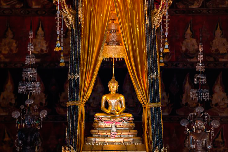 Самая главная статуя Будды Phra Phuttha Sihing в дни Сонгкрана выставлена в парке Санам Луанг в Бангкоке