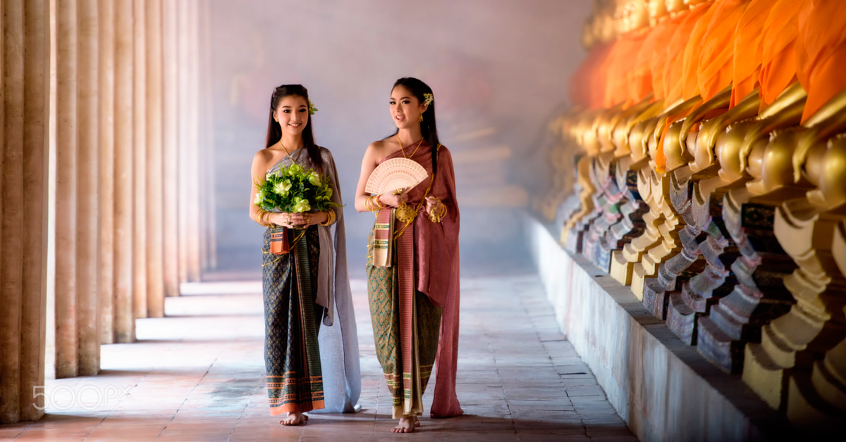 Большинство подданных Королевства будут встречать Сонгкран в традиционных тайских костюмах, чтобы сделать праздник более торжественным и аутентичным