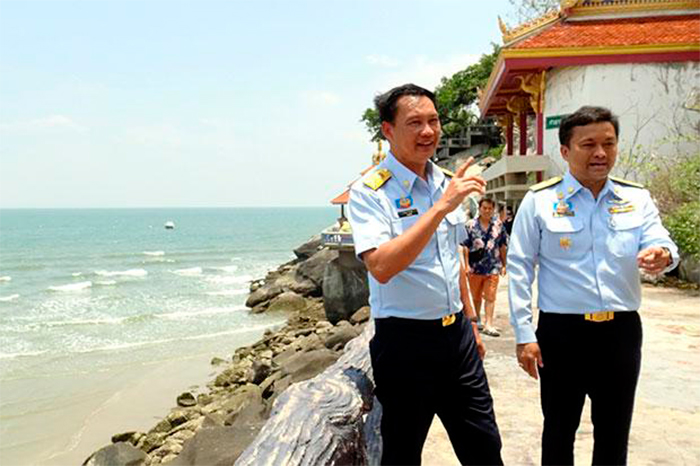Сотрудники морского Департамента исследовали район 17 апреля. Фото Bangkok Post