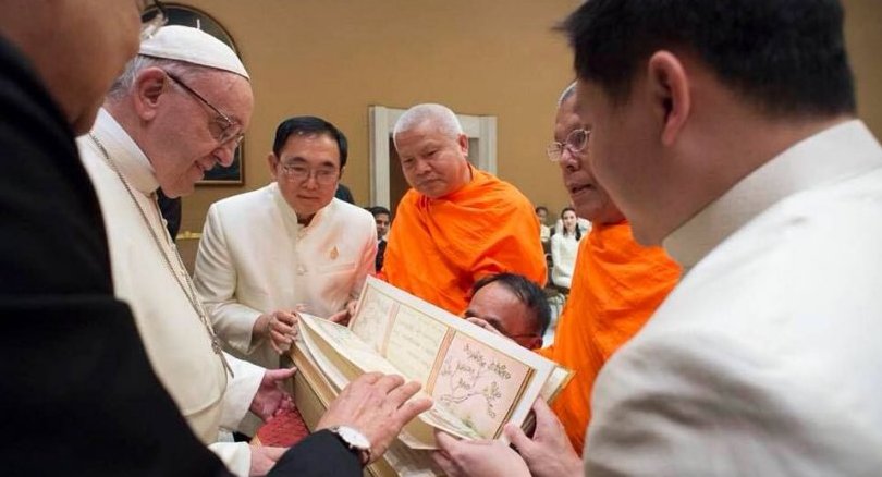 16 мая, Ватикан. Священный буддийский манускрипт передан Папе Римскому. Фото Министерства культуры Таиланда