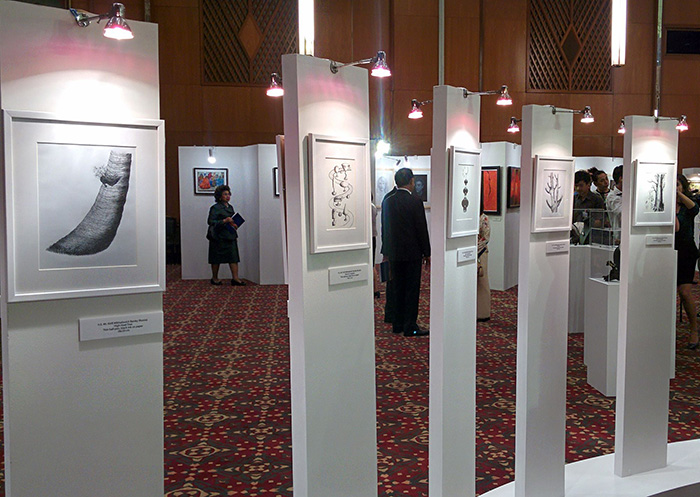 Картины Кирилла Барского на выставке "Искусство дипломатов" в МИД Таиланда в 2015 году. Фото Посольства РФ в Таиланде
