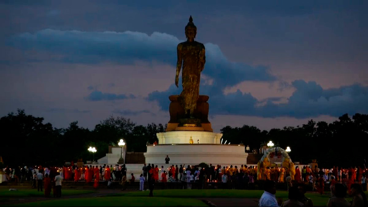 Праздничная религиозная церемония в День Виска Пуджи у статуи Идущего Будды в храме Путта Монтон в провинции Накхон Пханом
