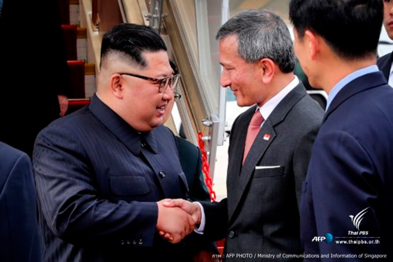 В международном аэропорту Чанги лидера Северной Кореи Ким Чен Ына встречал Министр иностранных дел Сингапура г-н Вивиан Балакришнан. Фото AFP для Thai PBS