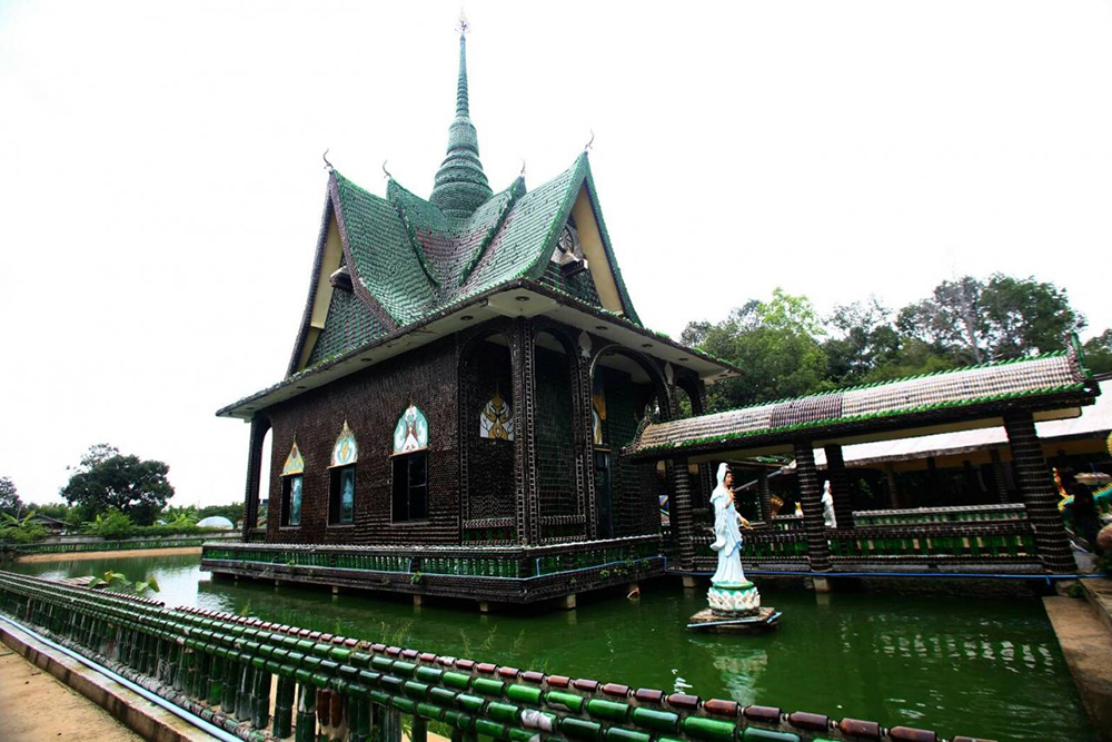 Храм "Миллиона бутылок" в Си Са Кет - одна из главных достопримечательностей провинции