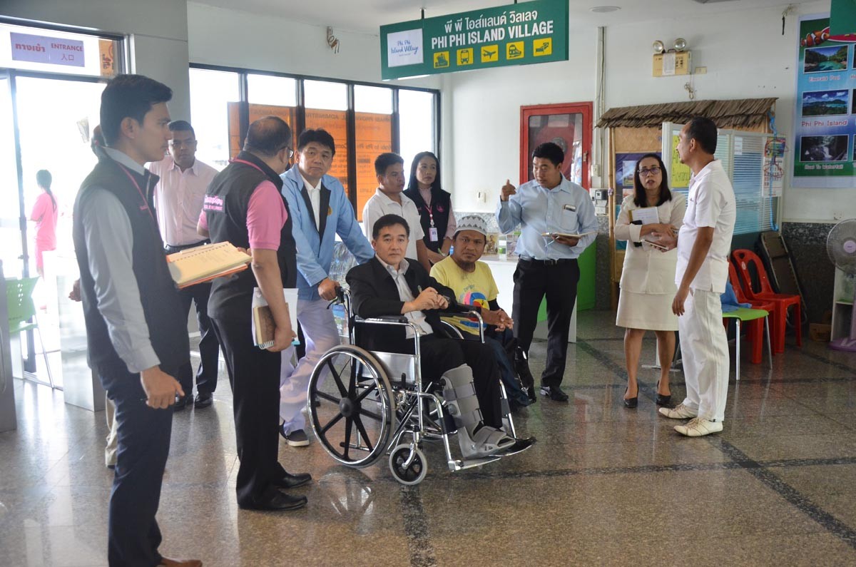 Губернатор Краби г-н Китибоди Правит, получивший травму ноги на тренировке, во время проверки объектов был в составе делегации людей с ограниченными возможностями, чтобы лично убедиться в качестве и комфорте услуг. Фото The Thaiger для Phuket Gazette
