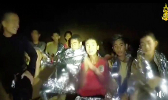 Скриншот видео военных моряков команды SEAL в пещере Тхам Луанг
