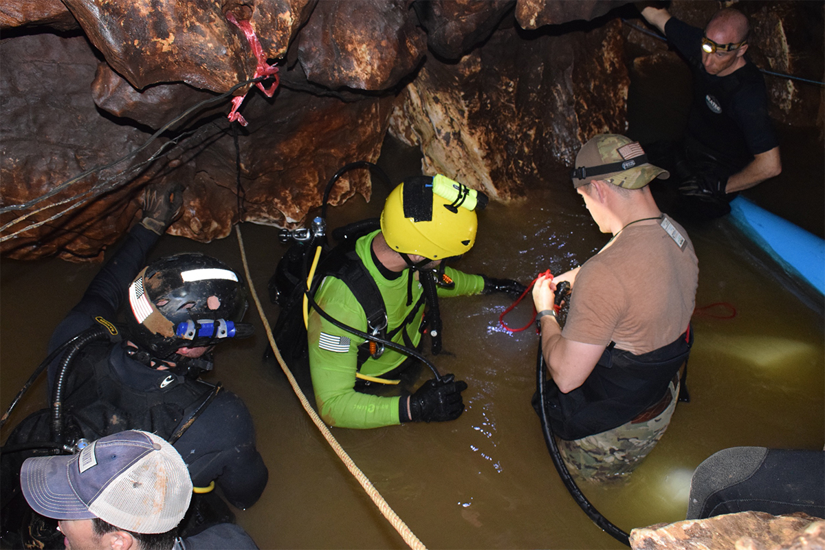 Уроки дайвинга в пещере Тхам Луанг. Фото Navy SEAL для NNT