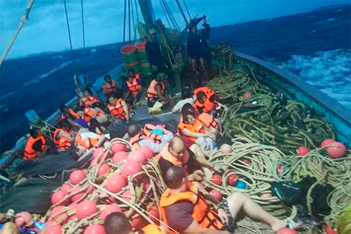 Пассажиры с потерпевшего крушения судна на рыбацком траулере. Фото @ fm91trafficpro 